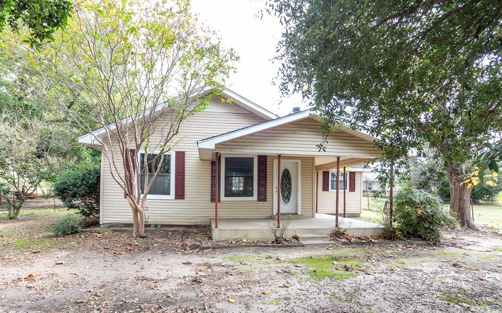 801 South Sutton Street Mabank, TX 75147 - Photo 2 of 26 a front view of a house with a tree
