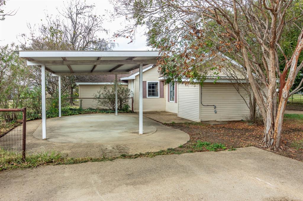 801 South Sutton Street Mabank, TX 75147 - Photo 21 of 26 a house with a outdoor space