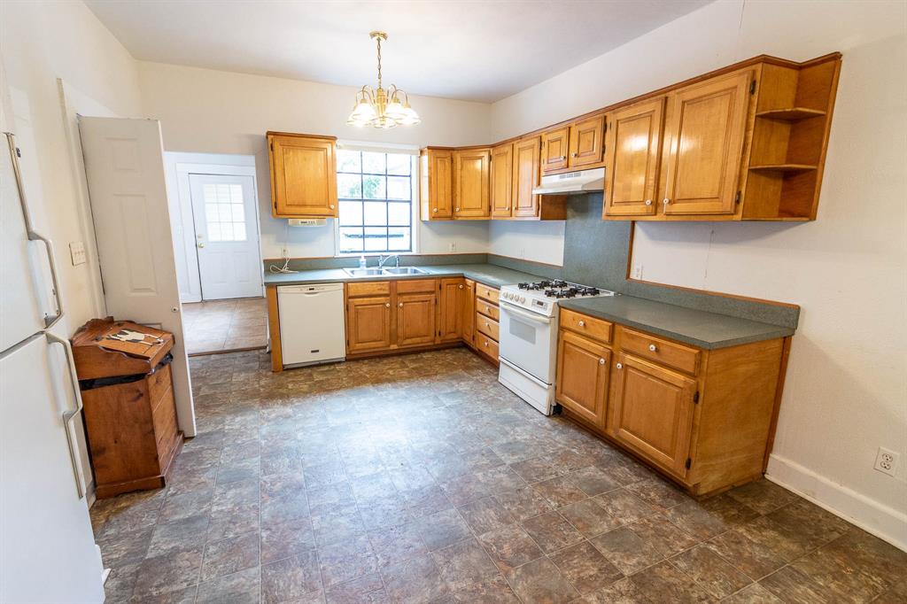 801 South Sutton Street Mabank, TX 75147 - Photo 3 of 26 a kitchen with stainless steel appliances granite countertop a sink stove and refrigerator