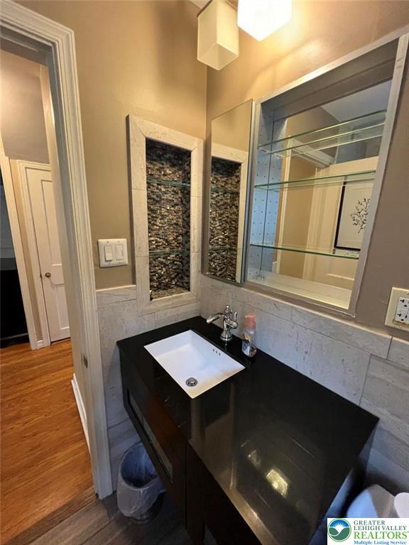 2218 Center Street Bethlehem, PA 18017 - Photo 15 of 38 Full bathroom