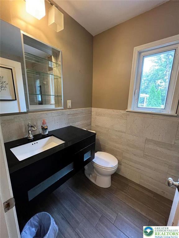 2218 Center Street Bethlehem, PA 18017 - Photo 16 of 38 Full bathroom