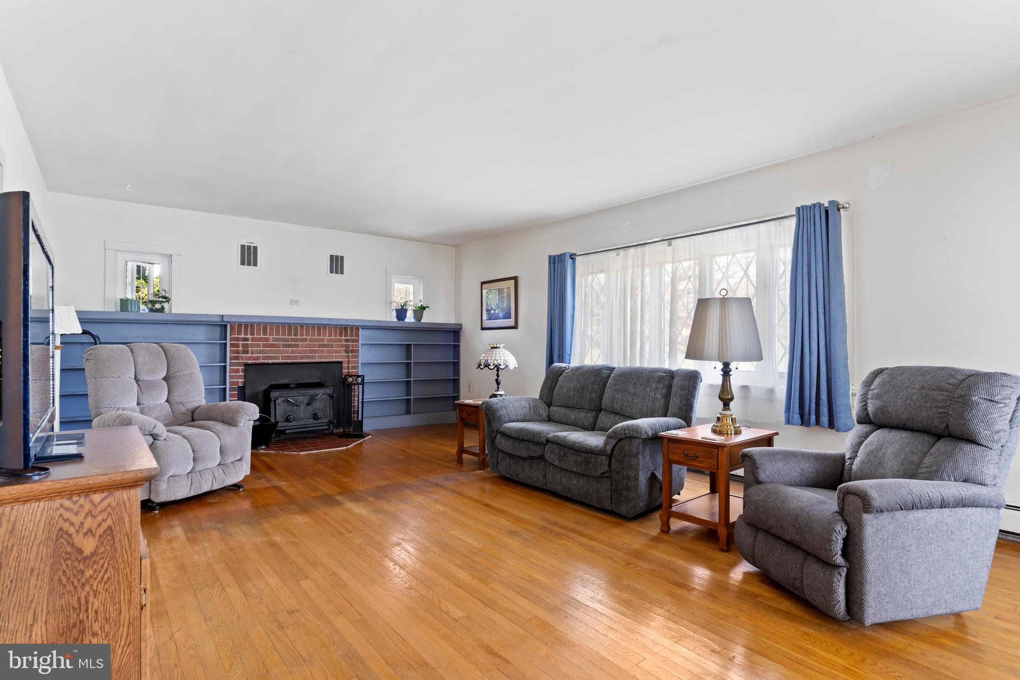 206 East Main Street New Bloomfield, PA 17068 - Photo 4 of 38 Wood burning insert flanked by built-ins
