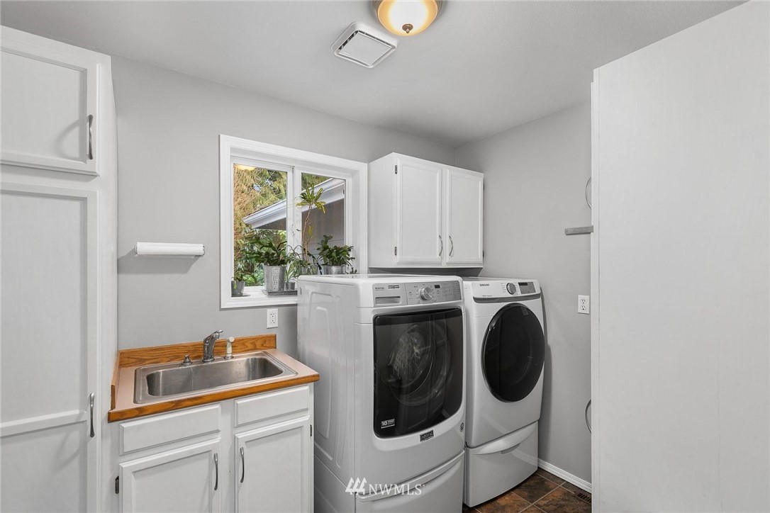23809 Southeast 243rd Street Maple Valley, WA 98038 - Photo 23 of 40 a utility room with dryer and washer