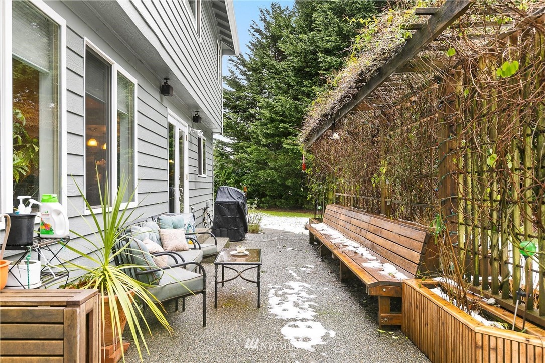 23809 Southeast 243rd Street Maple Valley, WA 98038 - Photo 28 of 40 a balcony with chairs and with wooden fence