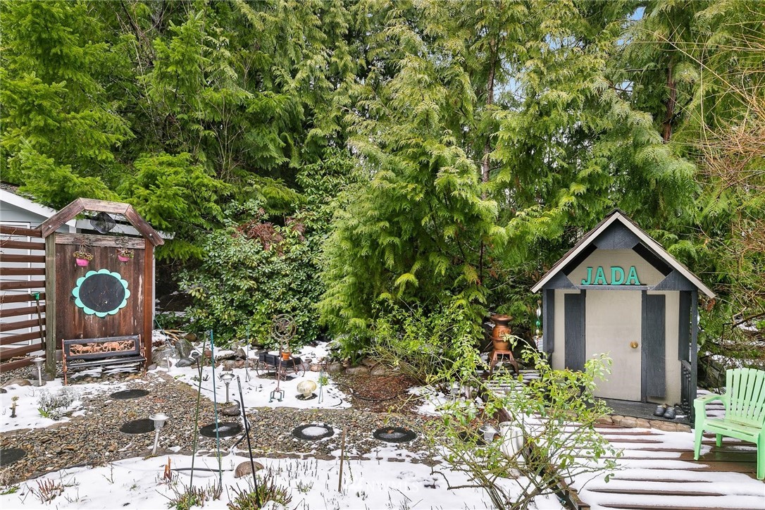 23809 Southeast 243rd Street Maple Valley, WA 98038 - Photo 29 of 40 a backyard of a house with table and chairs