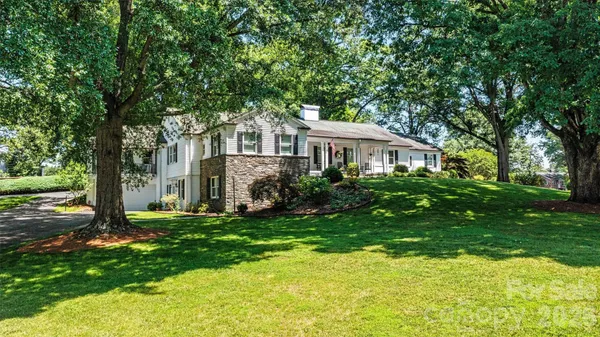 $975,000 | 842 North Center Street, Hickory, NC 28601