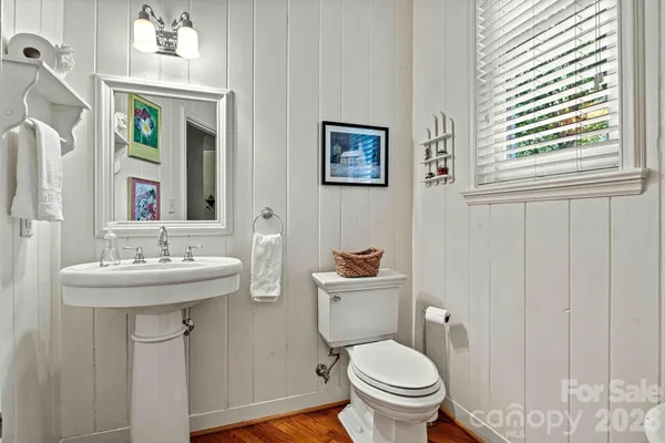 $975,000 | 842 North Center Street, Hickory, NC 28601