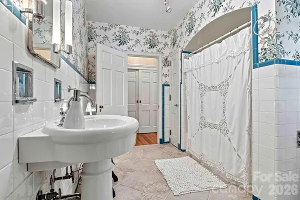 $975,000 | 842 North Center Street, Hickory, NC 28601