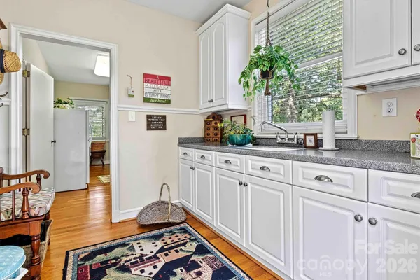 $975,000 | 842 North Center Street, Hickory, NC 28601