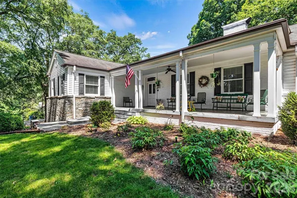 $975,000 | 842 North Center Street, Hickory, NC 28601
