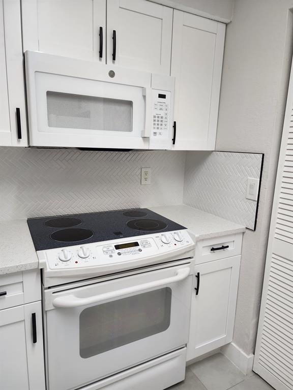 1229 Southwest 46th Avenue, Unit 405 Pompano Beach, FL 33069 - Photo 17 of 26 a close view of washer and dryer