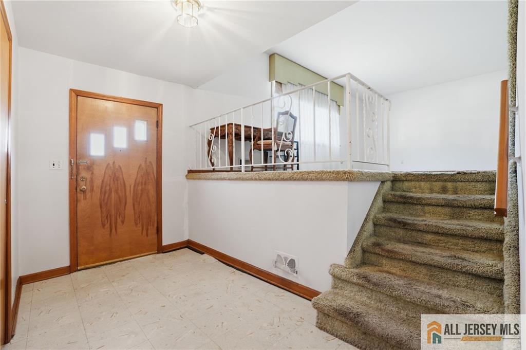 11 Reo Court Colonia, NJ 07067 - Photo 5 of 33