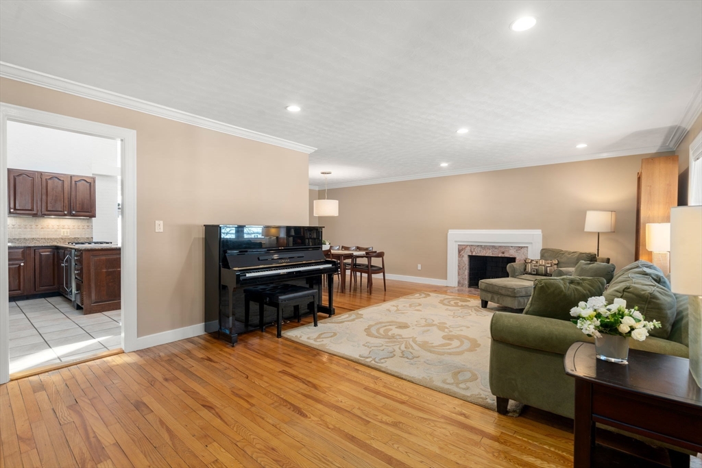 25 Mansfield Road Wellesley, MA 02481 - Photo 2 of 39