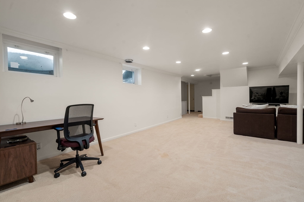 25 Mansfield Road Wellesley, MA 02481 - Photo 32 of 39