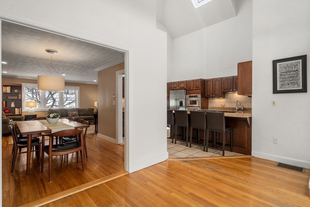 25 Mansfield Road Wellesley, MA 02481 - Photo 7 of 39