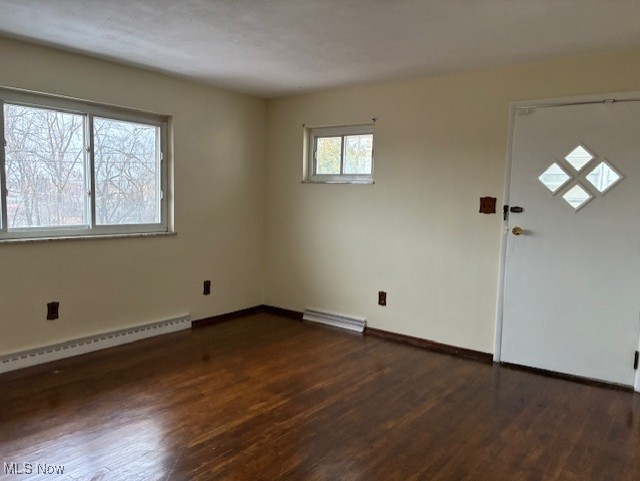 Living room w/nice hardwood