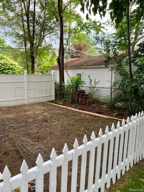 446 Fielding Street Ferndale, MI 48220 - Photo 29 of 37 GARDEN