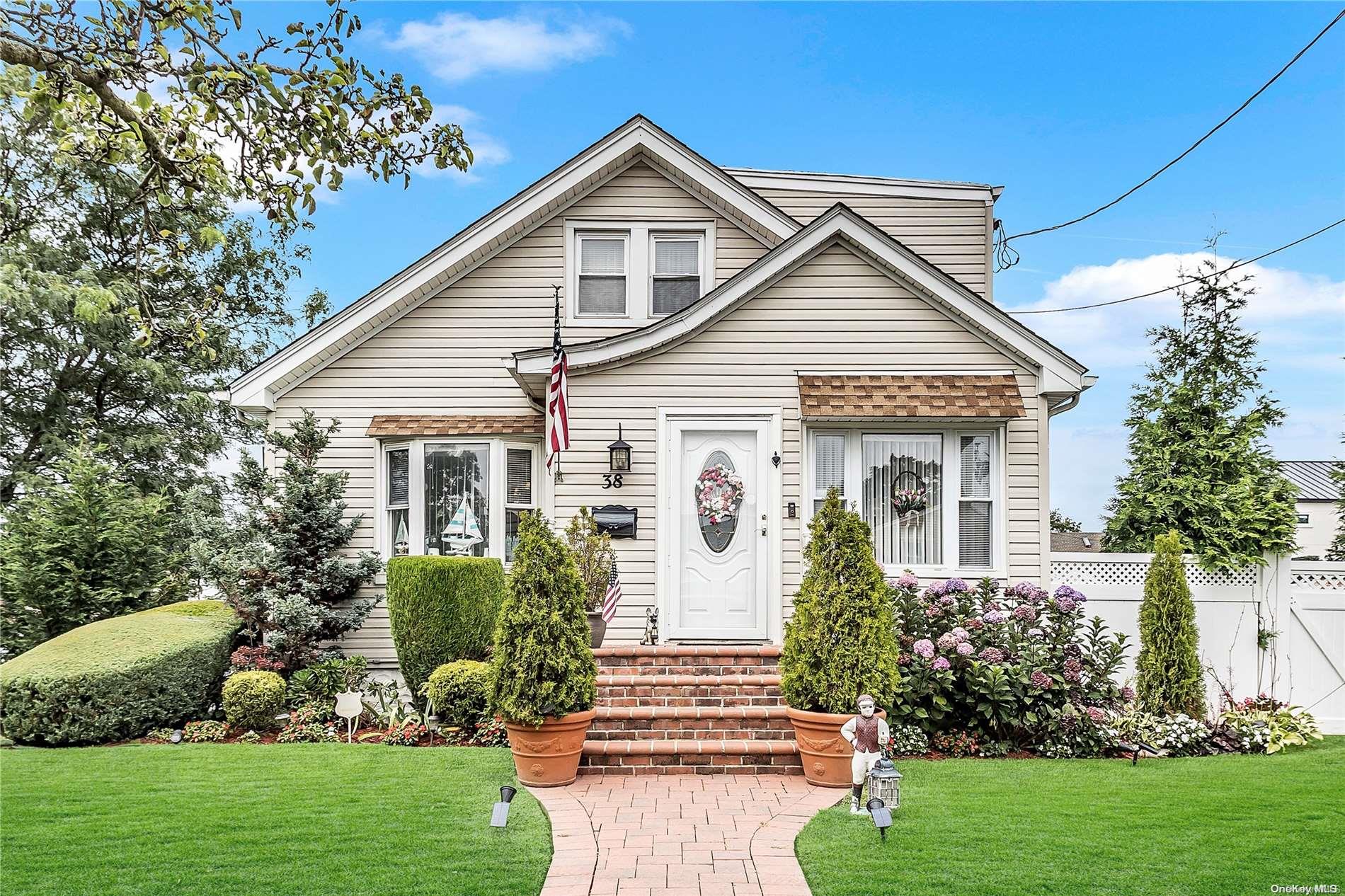 38 Hampton Place Freeport, NY 11520 - Photo 1 of 1