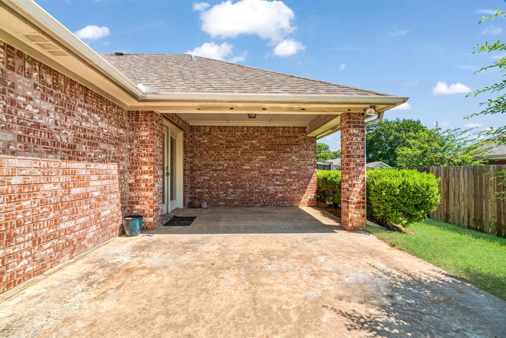 3750 Castlegate Drive Paris, TX 75462 - Photo 18 of 20 a view of a garage