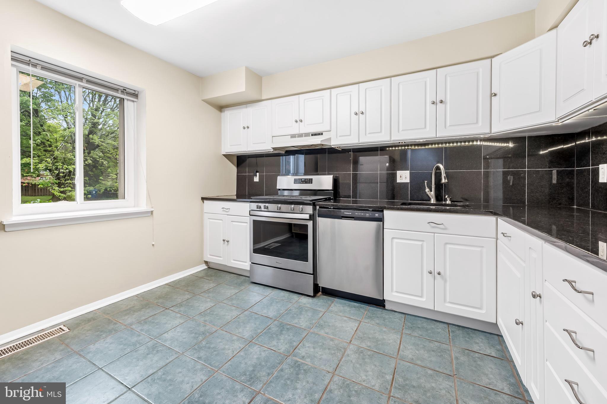 1953 Greenberry Road Baltimore, MD 21209 - Photo 7 of 46