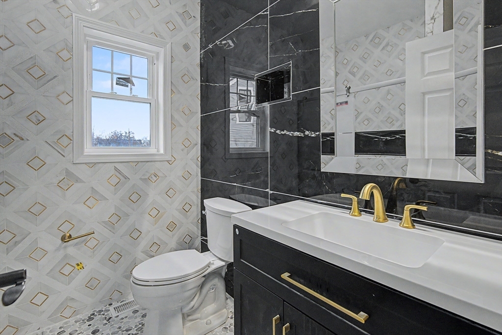 310 King Street Fall River, MA 02724 - Photo 10 of 20