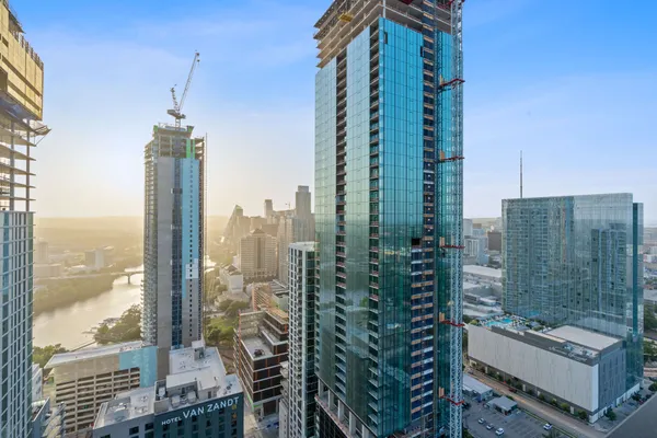 a view of livingroom with furniture