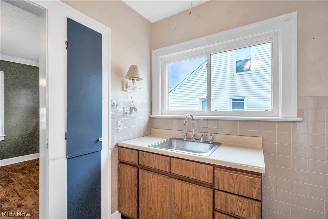 1358 Mayfield Ridge Road Cleveland, OH 44124 - Photo 8 of 19