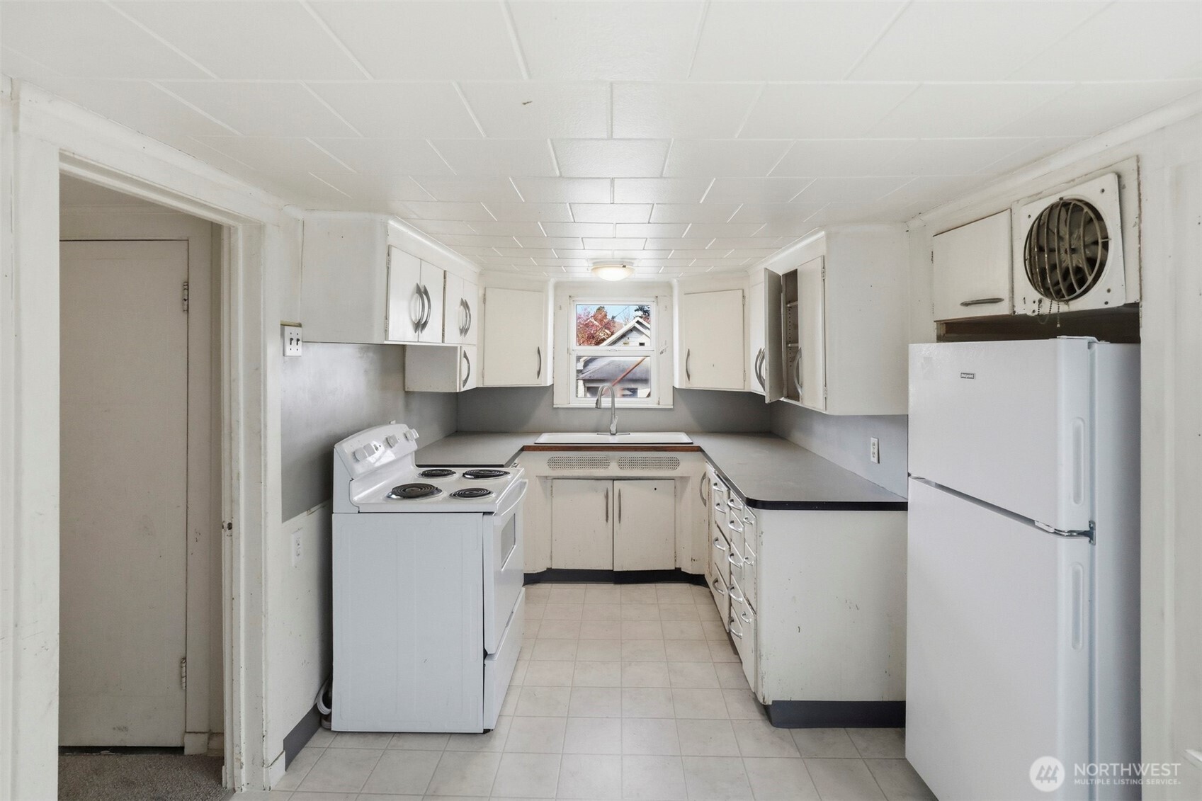 1817 34th Street Everett, WA 98201 - Photo 6 of 19 a kitchen with a stove and a refrigerator