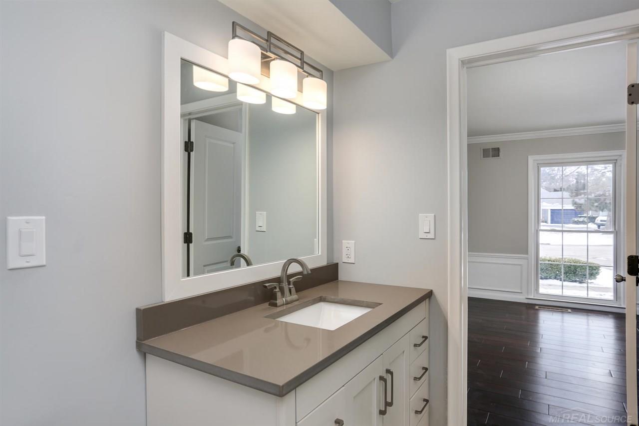 925 Ballantyne Road Grosse Pointe, MI 48236 - Photo 17 of 32 31372596-16.JPG