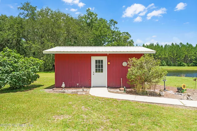 a view of a house with backyard