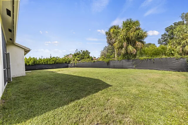 a view of yard with green space