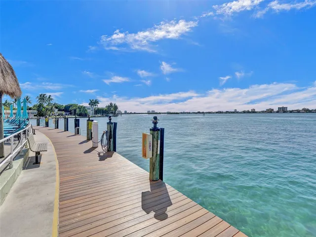 a view of livingroom with furniture