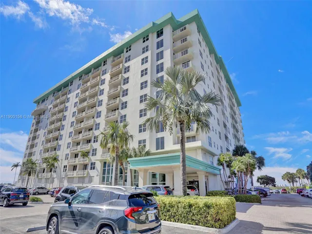 $2,800 | 10350 West Bay Harbor Drive, Unit PHN, Bay Harbor Islands, FL 33154