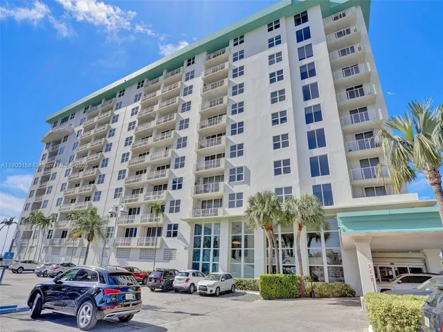 $2,800 | 10350 West Bay Harbor Drive, Unit PHN, Bay Harbor Islands, FL 33154