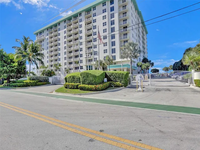 $2,800 | 10350 West Bay Harbor Drive, Unit PHN, Bay Harbor Islands, FL 33154