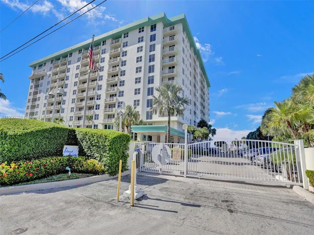 $2,800 | 10350 West Bay Harbor Drive, Unit PHN, Bay Harbor Islands, FL 33154