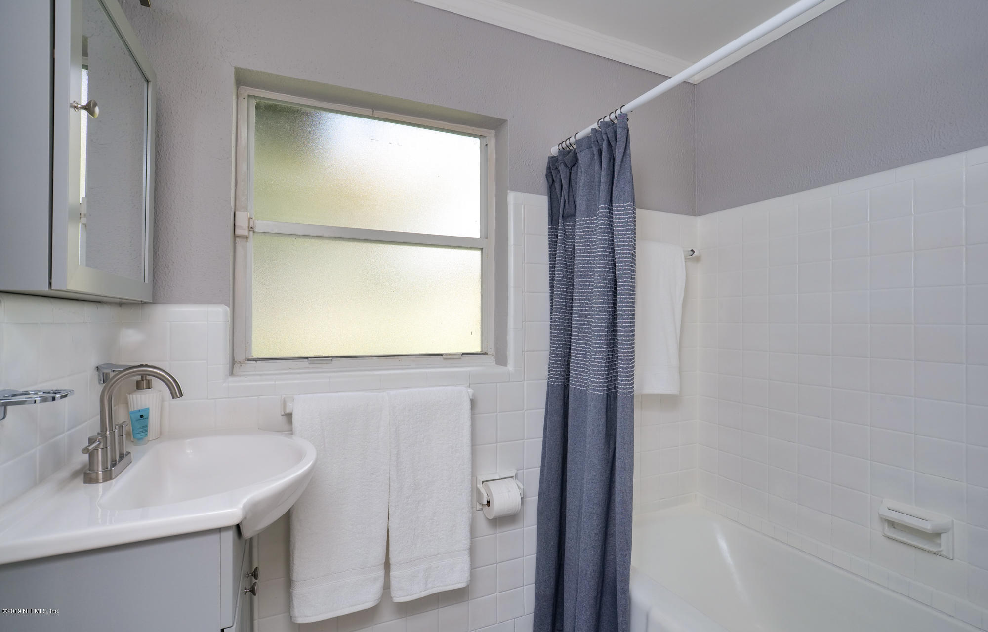 942 Wren Road Jacksonville, FL 32216 - Photo 21 of 30 21 hall bath