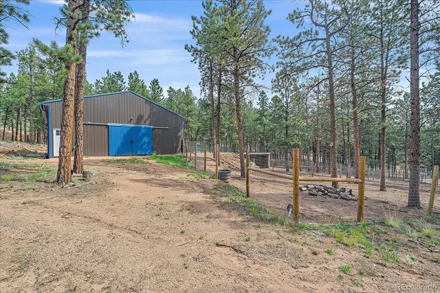 a view of a backyard