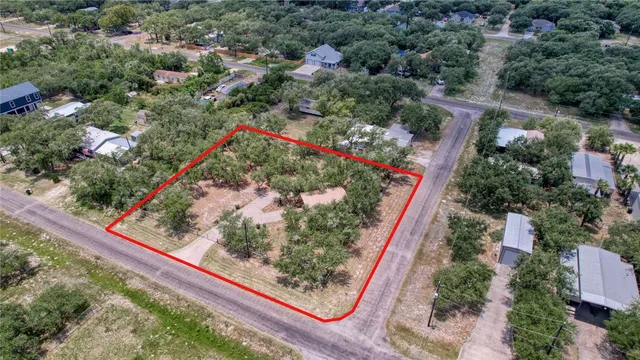 $238,000 | 527 Traylor Avenue, Rockport, TX 78382