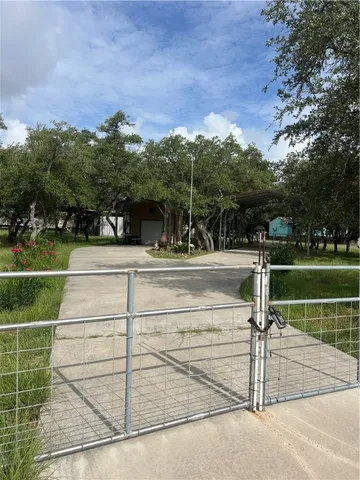 $238,000 | 527 Traylor Avenue, Rockport, TX 78382