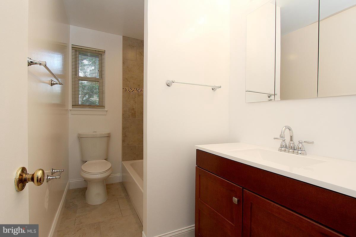 9615 McAlpine Road Silver Spring, MD 20901 - Photo 17 of 28 Full Hall Bath
