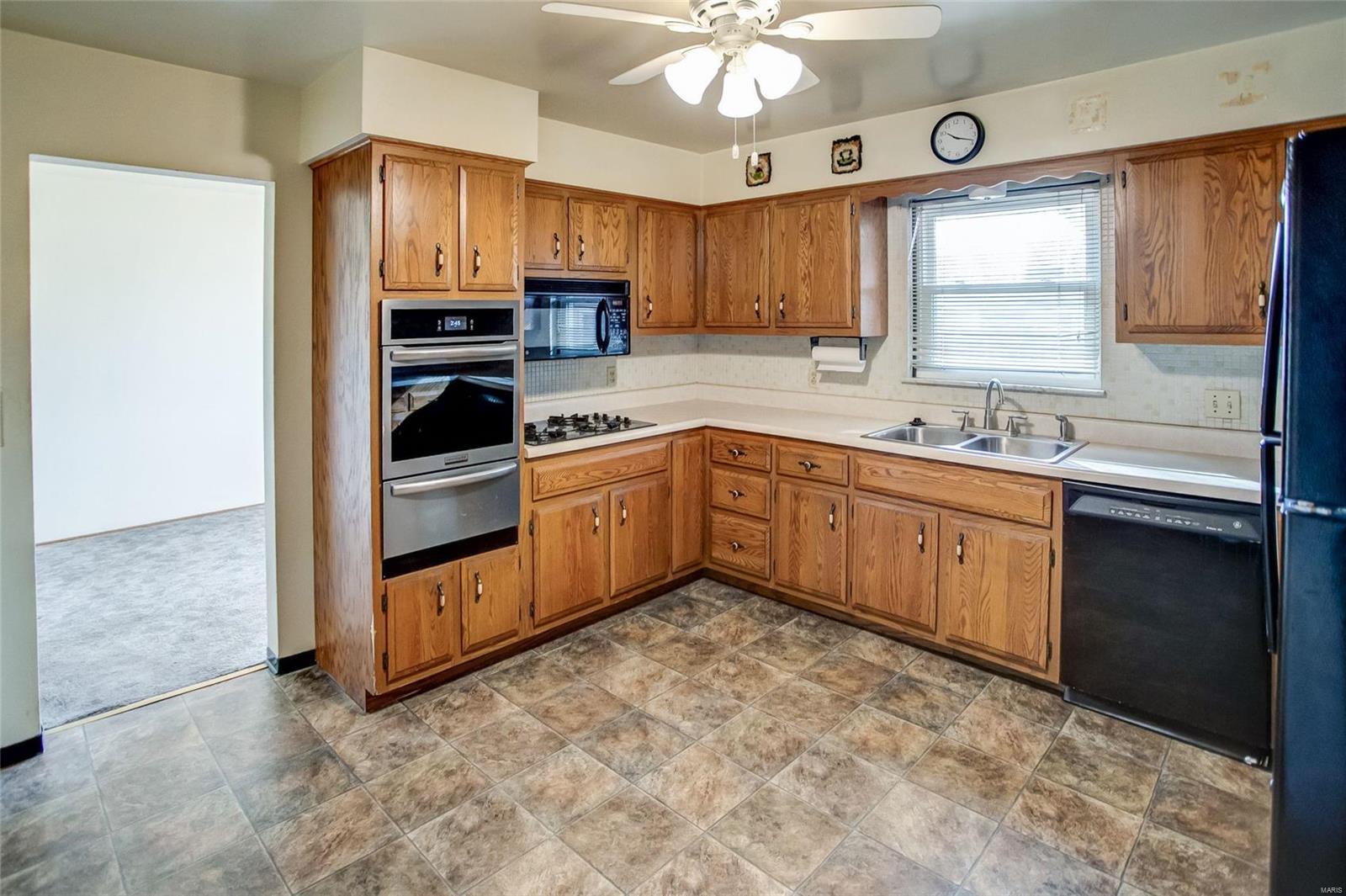 2209 Wedgewood Drive Alton, IL 62002 - Photo 9 of 27