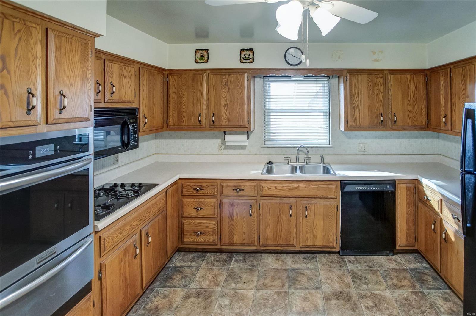 2209 Wedgewood Drive Alton, IL 62002 - Photo 10 of 27