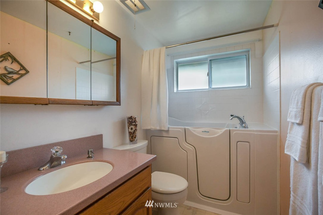 12404 Southeast 158th Street Renton, WA 98058 - Photo 13 of 25