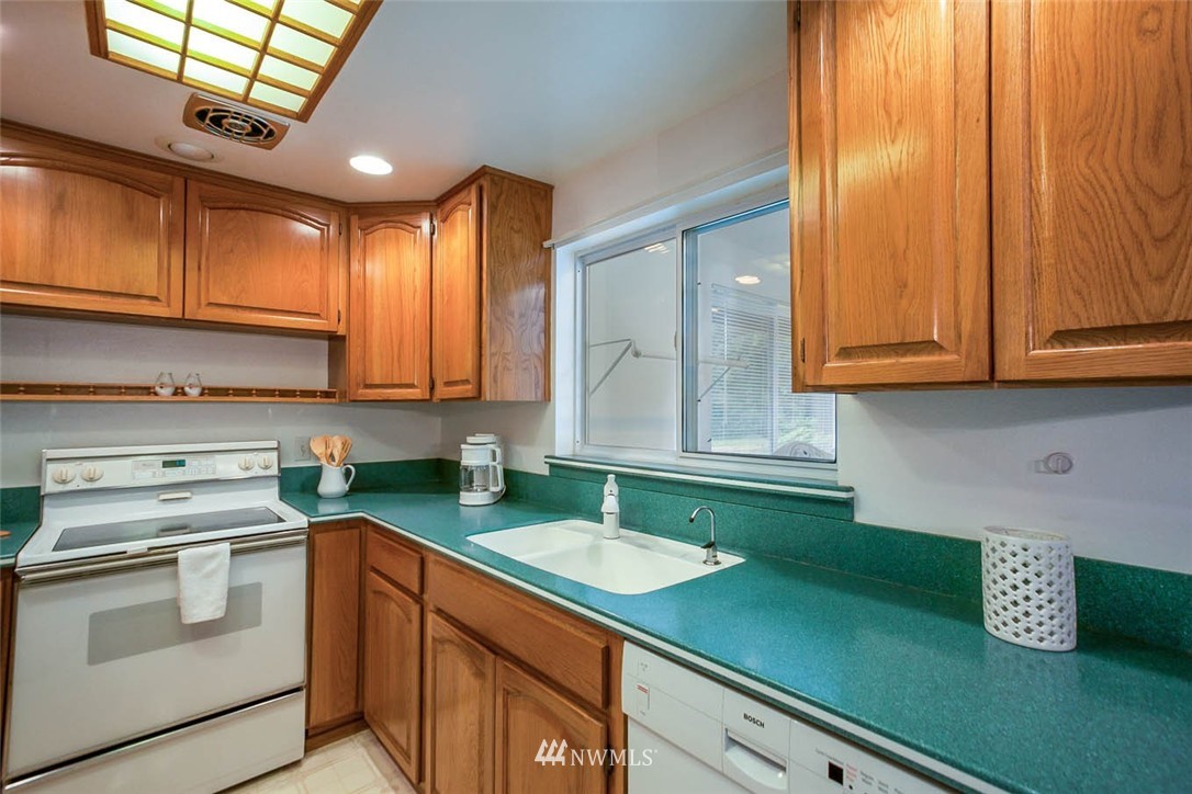 12404 Southeast 158th Street Renton, WA 98058 - Photo 9 of 25