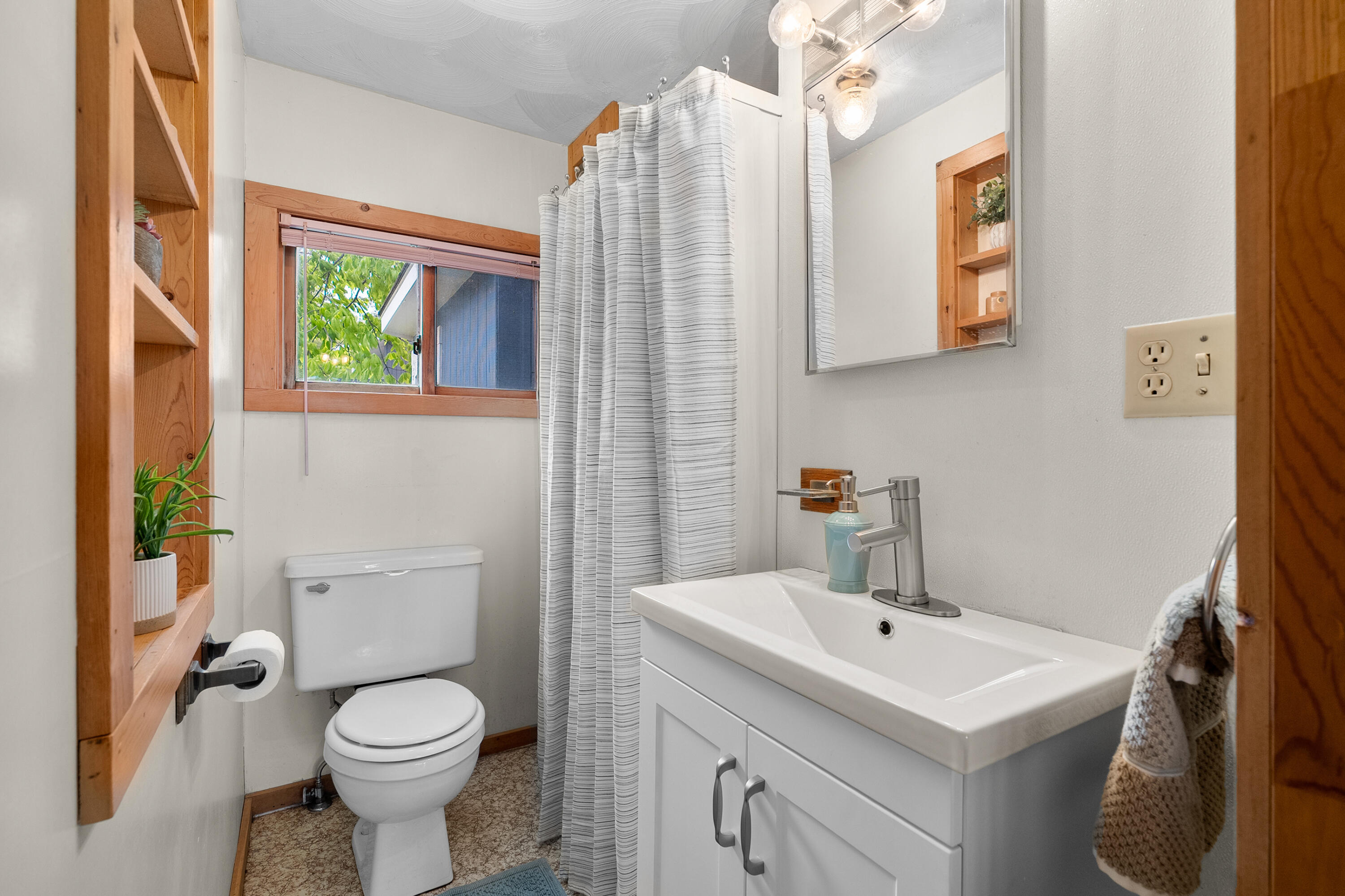 3055 Baseline Road Gobles, MI 49055 - Photo 18 of 53 Full bathroom
