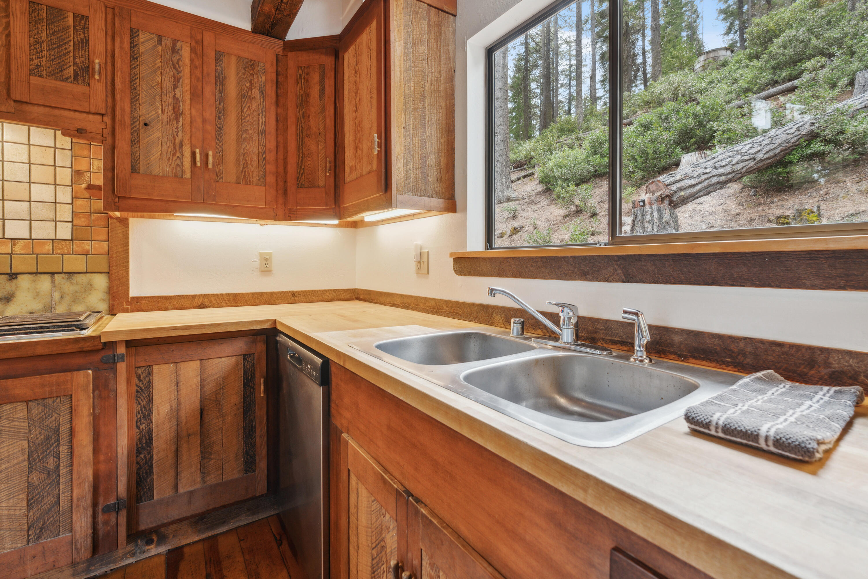 2120 Pack Trail Mount Shasta, CA 96067 - Photo 14 of 92 011_tuf02230_51