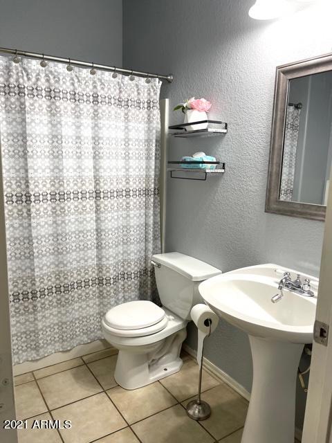 1236 South Boulder Street, Unit F Gilbert, AZ 85296 - Photo 17 of 31 Downstairs bath