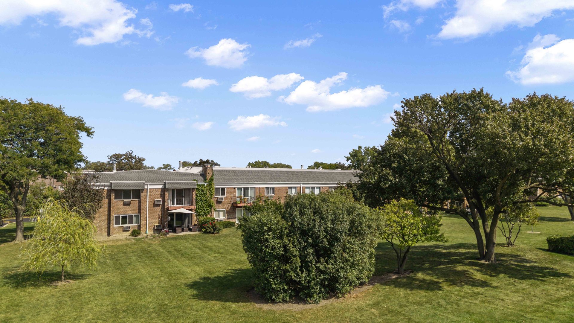 10381 Dearlove Road, Unit 2A Glenview, IL 60025 - Photo 18 of 19 a view of a house with a big yard
