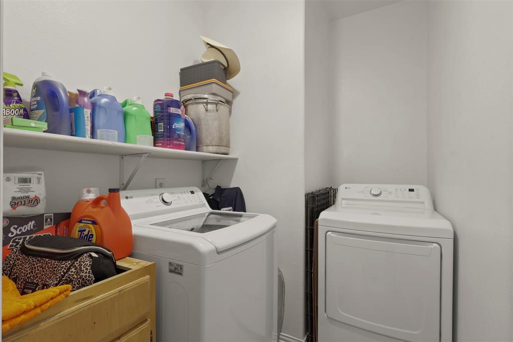 1556 John Wayne Road Kaufman, TX 75142 - Photo 15 of 33 a utility room with dryer and washer